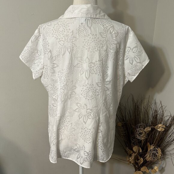 DRESSBARN Women White Button Up Shirt Textured Semi Sheer Cap Sleeve Floral 14 - Picture 2 of 6